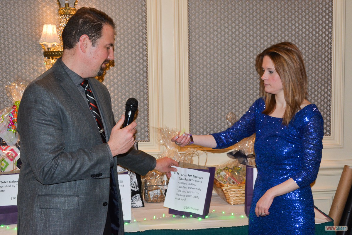 Chapter Vice President Sal Zerilli assists Grace's daughter Erica to select the first prize winner.