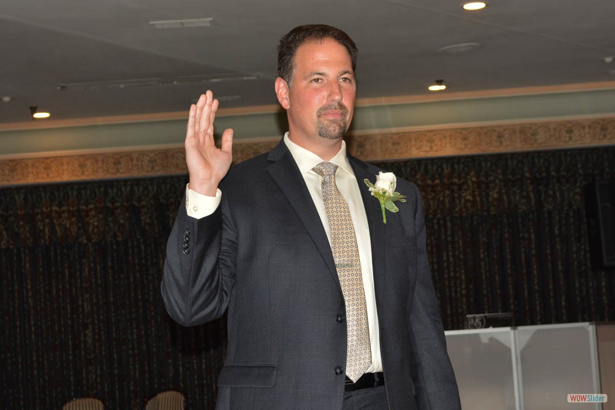 Salvatore Zerilli takes the oath of office as Chapter President.