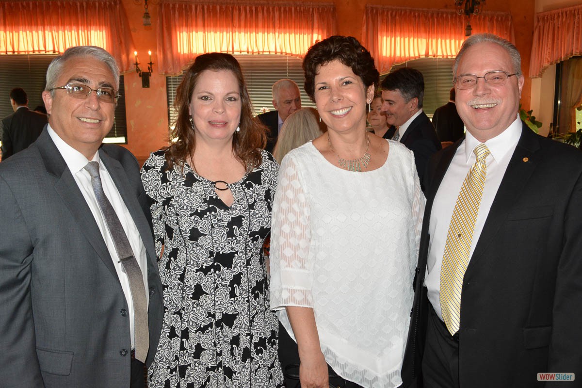 Chapter Past Presidents Fred Viaud (l.) and Jim Montagne (r.) enjoy the coktail reception with spouses Miriam and Aggie.