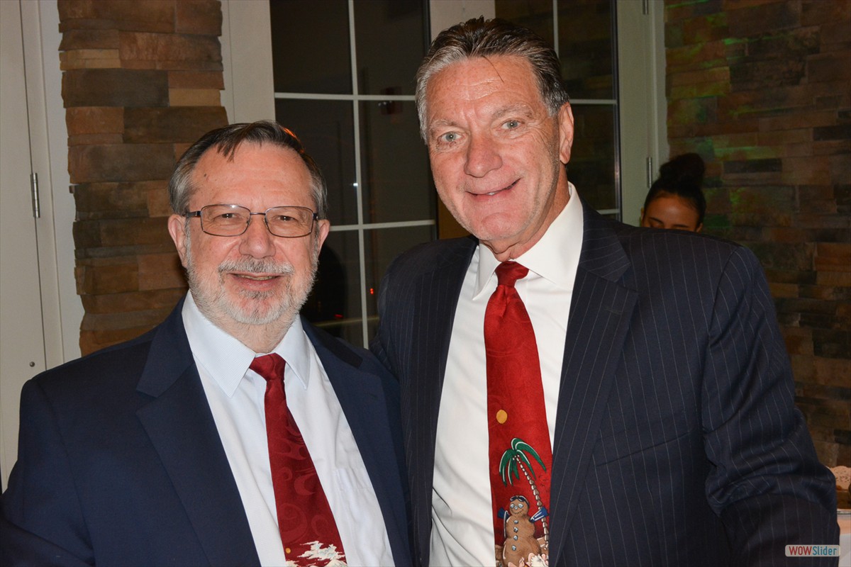 Chapter Past President Nelson Fiordalisi (l.) is joined by George Niemczyk at the cocktail reception